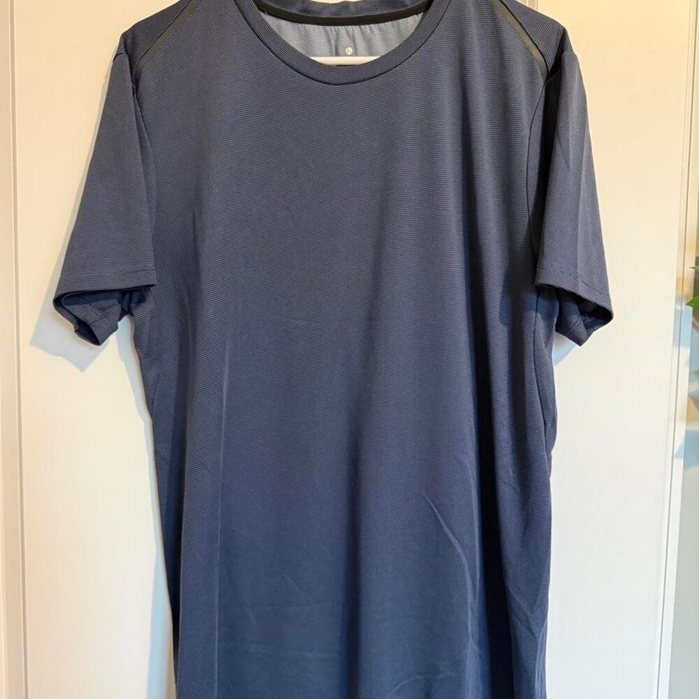 Prana Men's Blue and Navy T-shirt